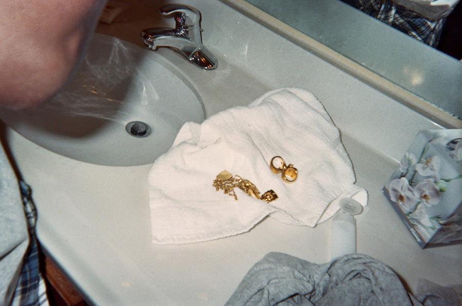 Kendrick Lamar cleans his jewelry at SXSW Kendrick Lamar cleans his jewelry at SXSW