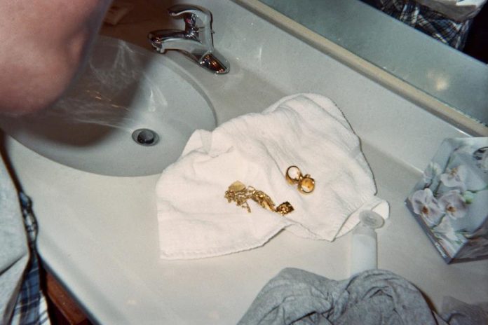Kendrick Lamar cleans his jewelry at SXSW